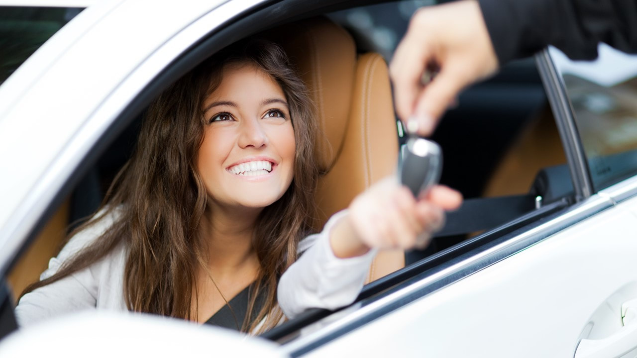picture of a teenager getting the keys to her new car - car insurance - The Woodlands Tx - TWFG Russell Knapp
